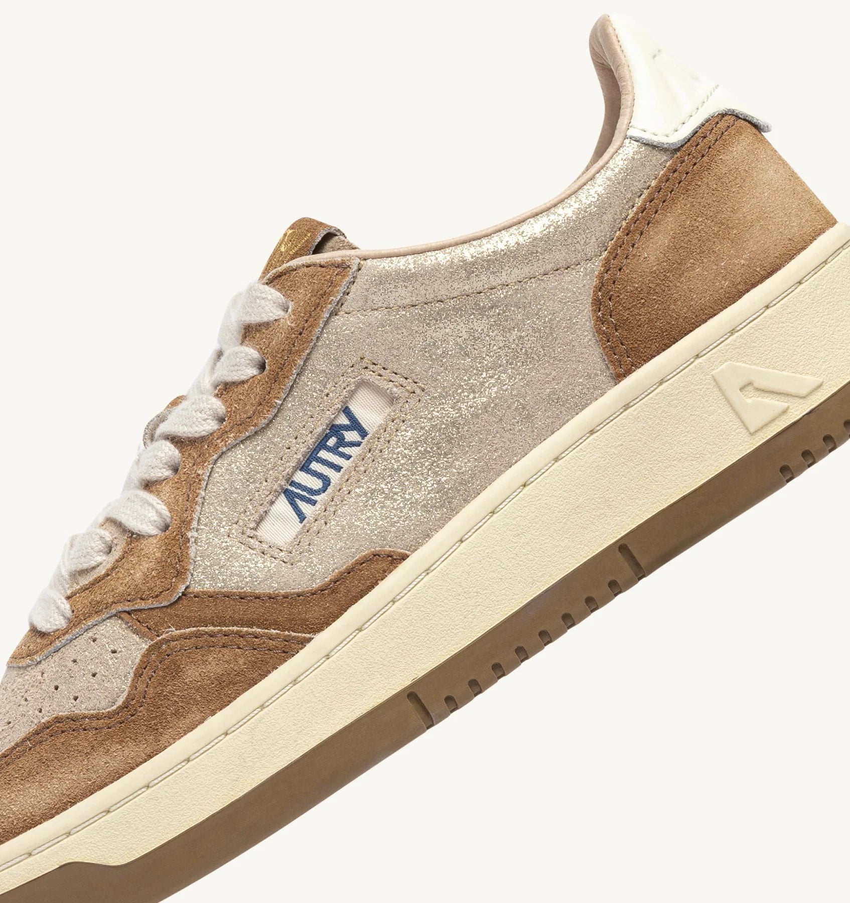 Baskets Autry Medalist LowYB01 Argent/Beige | Podiums Nancy