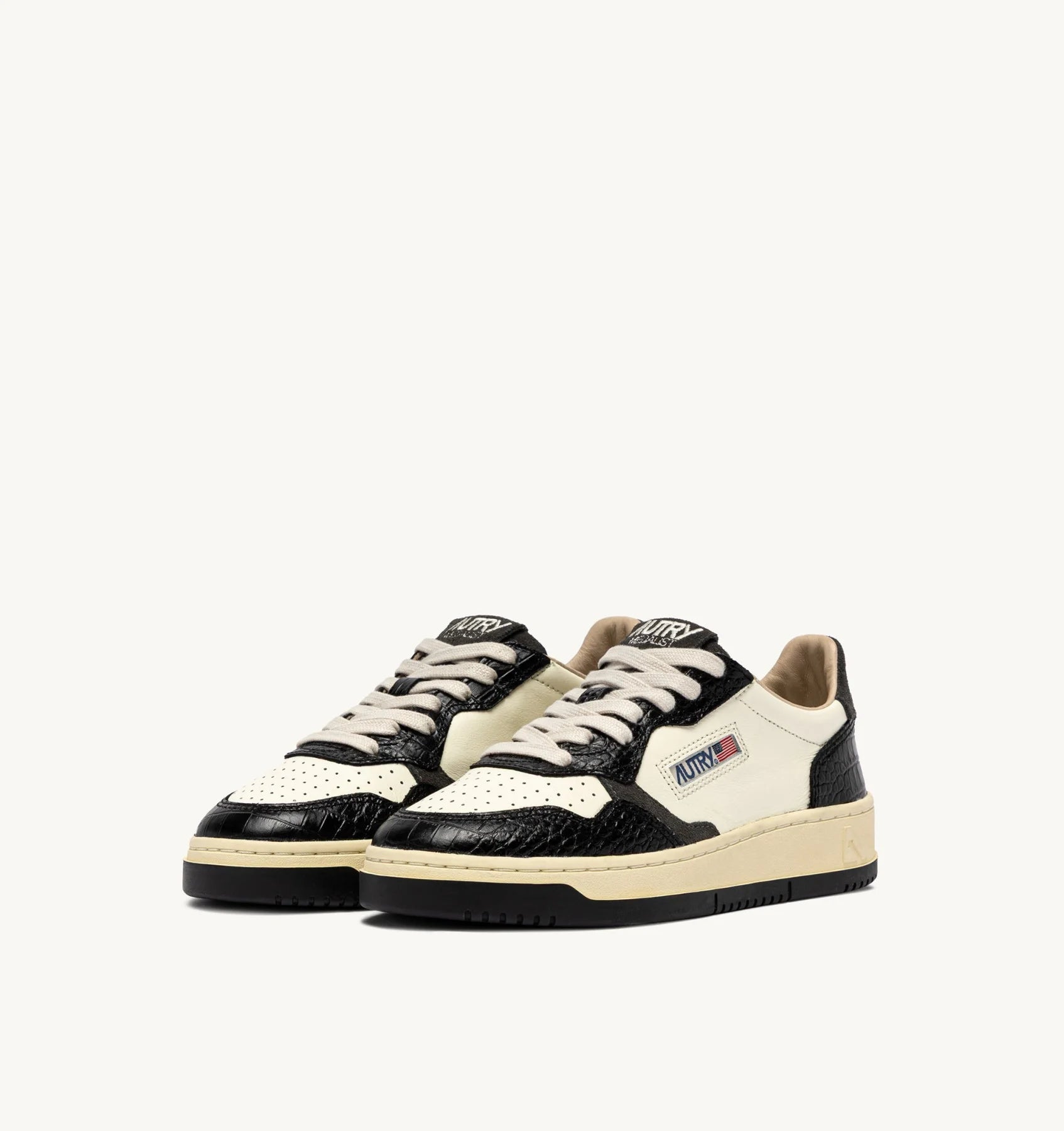 Baskets Autry Medalist Low CZ05 Marshmallow/Noir | Podiums Nancy
