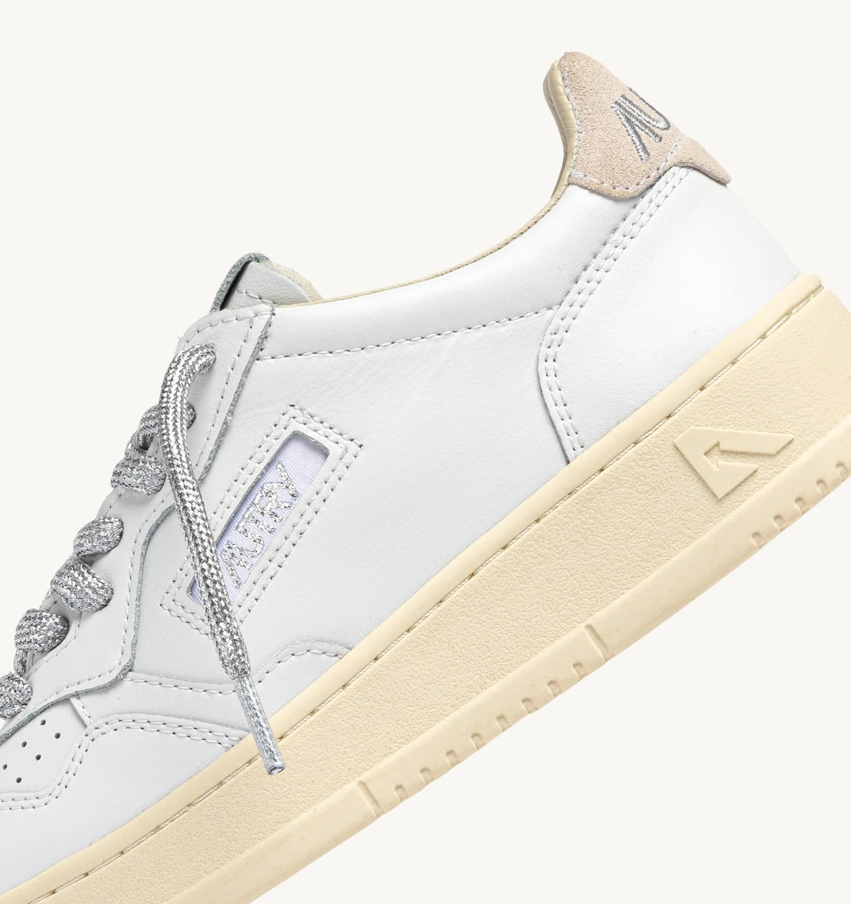 Baskets Autry Medalist Low SW02 Blanc/Argent | Podiums Nancy
